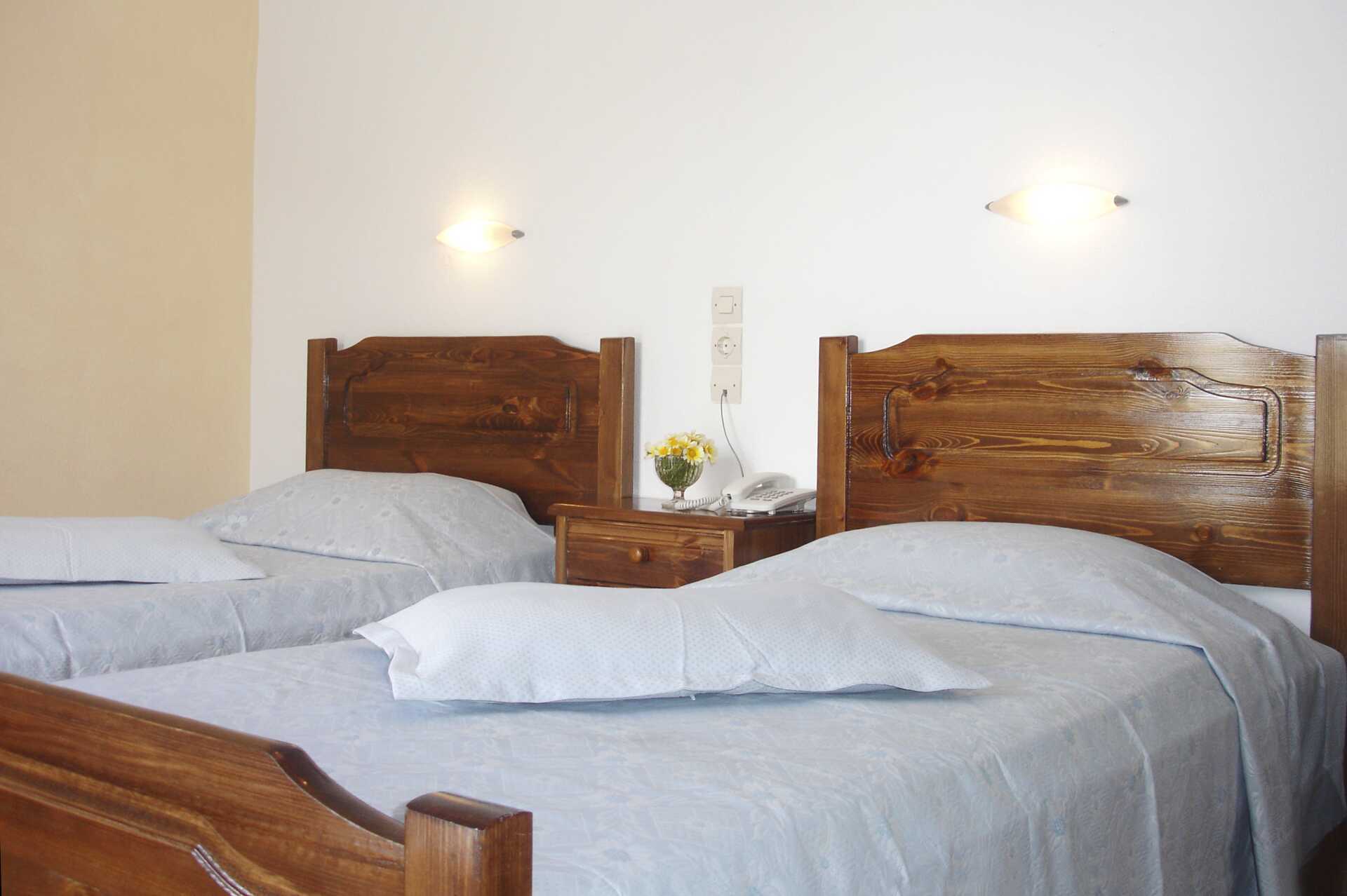 Dobbeltværelser på hotel Gardenia på Santorini i Grækenland.