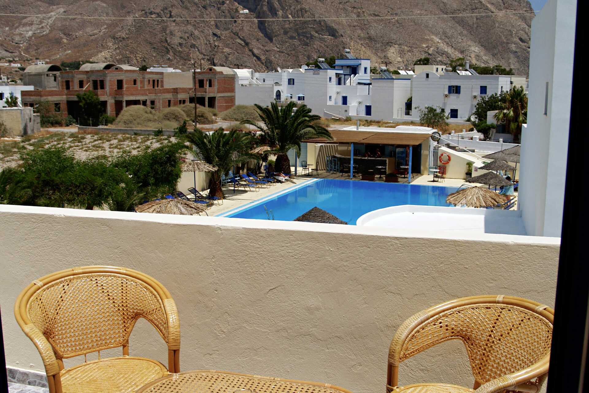 Balkonudsigt fra Hotel Gardenia på Santorini, Grækenland.
