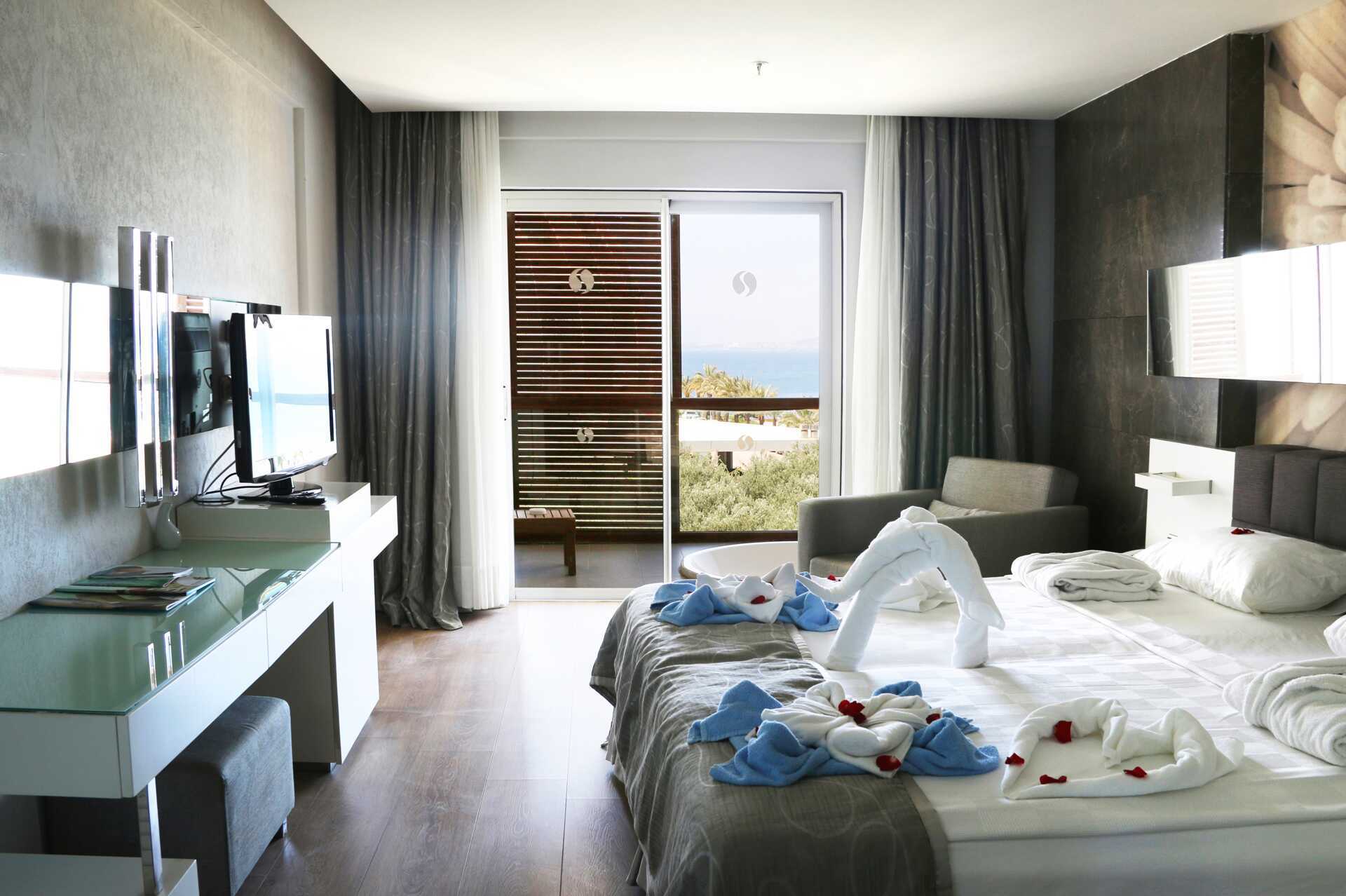 Superior-værelse med balkon på hotel Apollo Mondo Family Gold Island i Alanya, Tyrkiet.