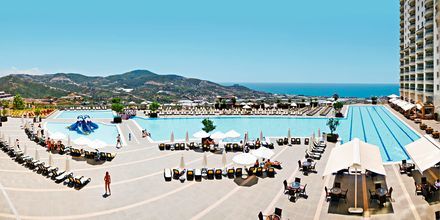 Poolområde med olympisk pool på Hotel Goldcity Holiday Resort i Alanya, Tyrkiet.