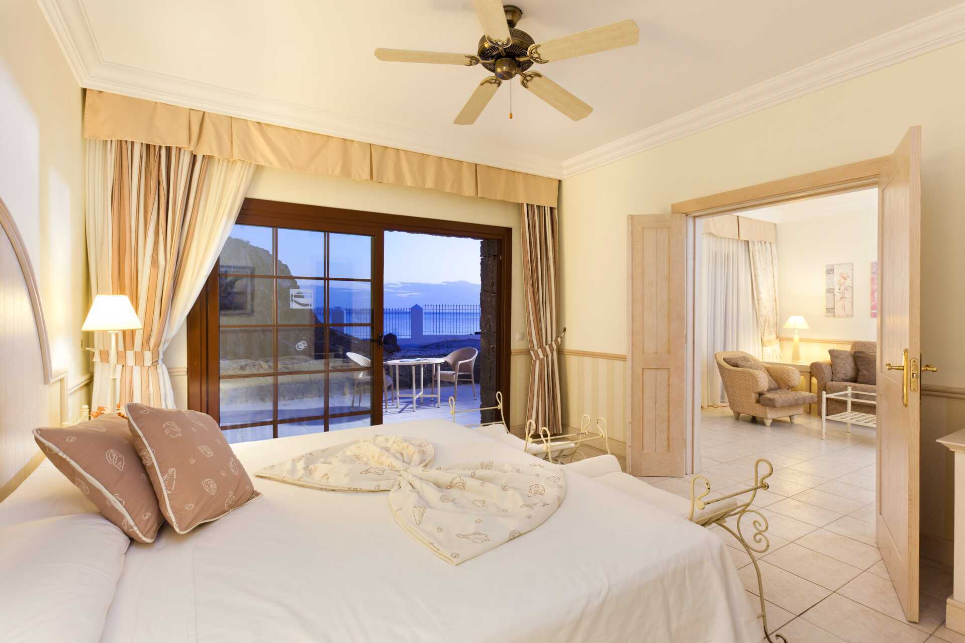 2-værelses suite på hotel Gran Castillo Resort Family &amp; Fun Playa Blanca på Lanzarote, Spanien.