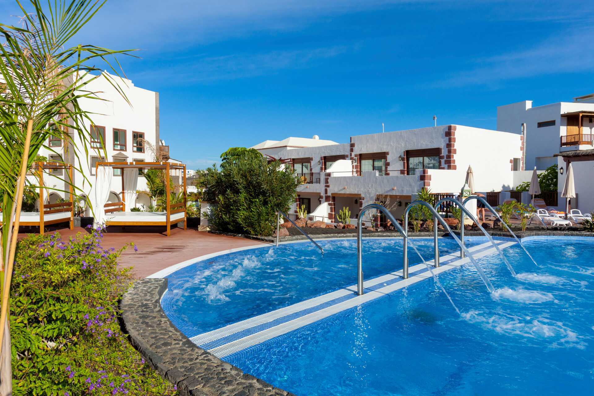 Poolområde på hotel Gran Castillo Tagoro Family &amp; Fun på Lanzarote.