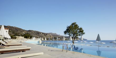 Poolområde på Grand Bay Beach Resort Giannoulis Hotels på Kreta, Grækenland.