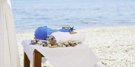 Massage på stranden på Grand Bay Beach Resort Giannoulis Hotels på Kreta, Grækenland.
