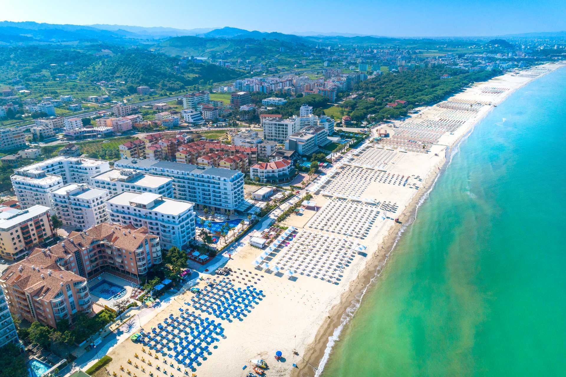 Stranden ved Hotel Fafa Grand Blue i Durres Riviera i Albanien.