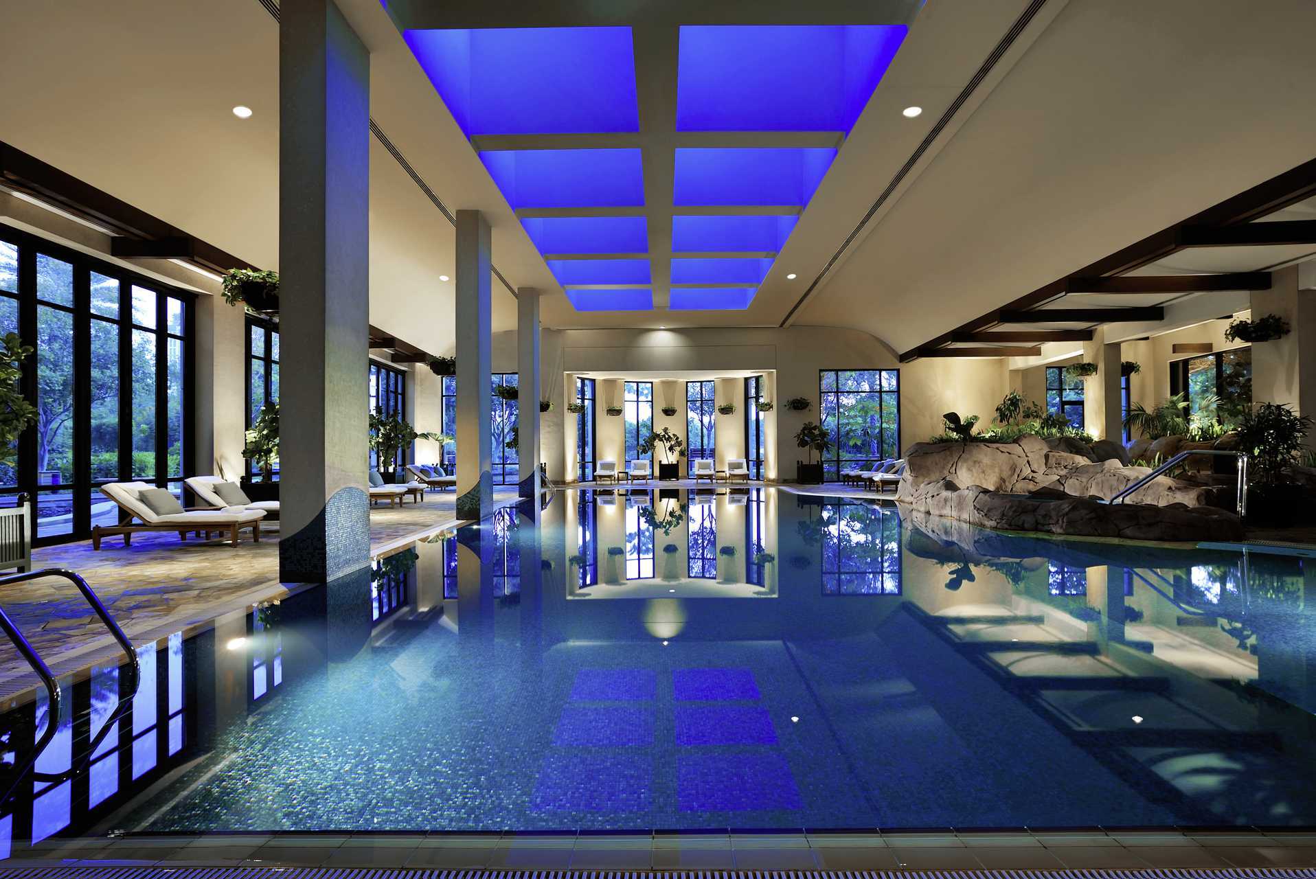 Den indendørs pool på Grand Hyatt hotel, Dubai.