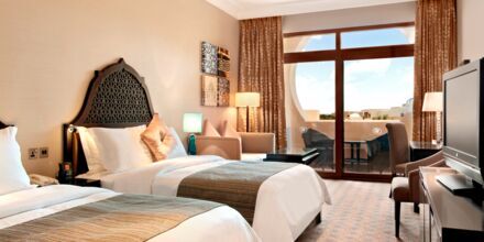 Deluxe-værelse på Hotel Hilton Ras Al Khaimah Resort & Spa i Ras Al Khaimah, De Forenede Arabiske Emirater.
