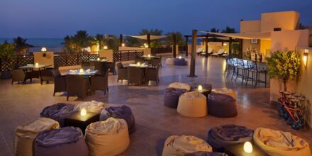 Tagterrassebaren ovenpå restaurant Al Bahar på Hotel Hilton Ras Al Khaimah Resort & Spa i Ras Al Khaimah, De Forenede Arabiske Emirater.
