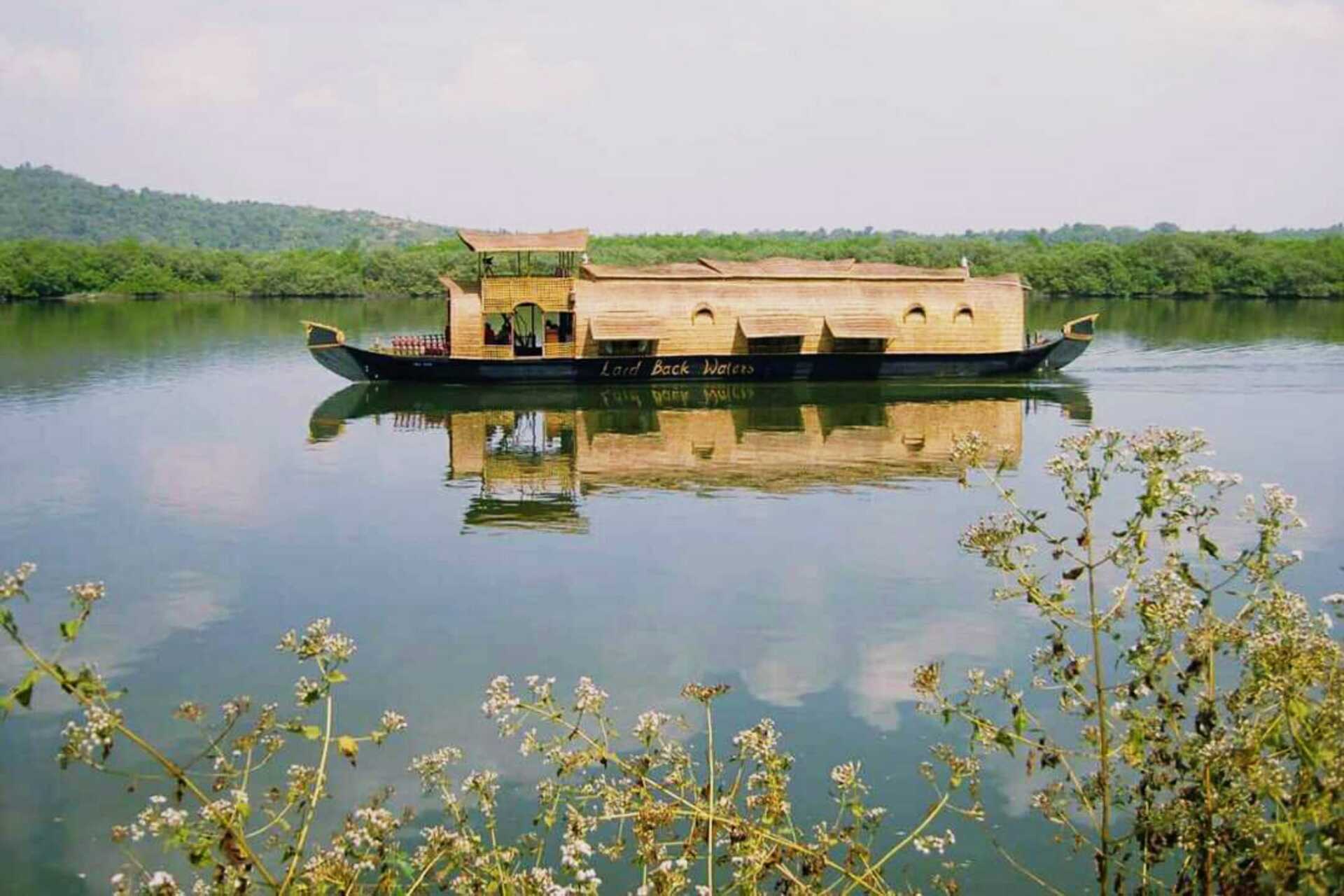 Husbåd på Siolim River