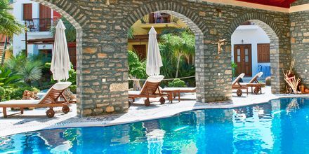 Pool på hotel Iapetos Village på Symi, Grækenland