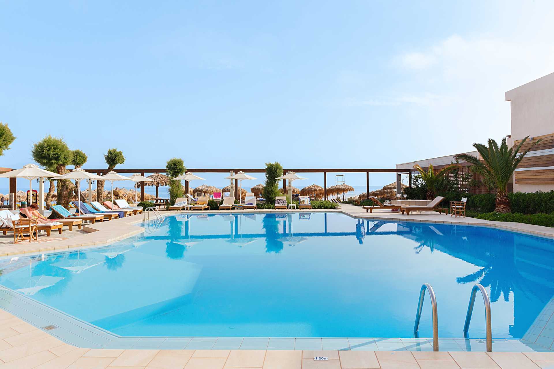 Poolområde på Hotel Ideal Beach på Kreta, Grækenland.
