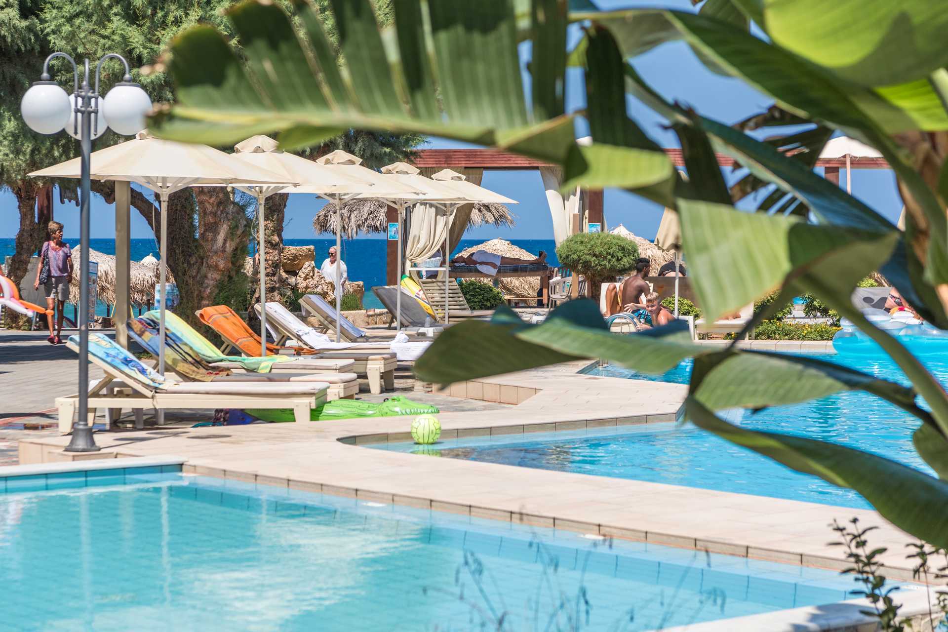 Poolområde på Hotel Ideal Beach på Kreta, Grækenland.