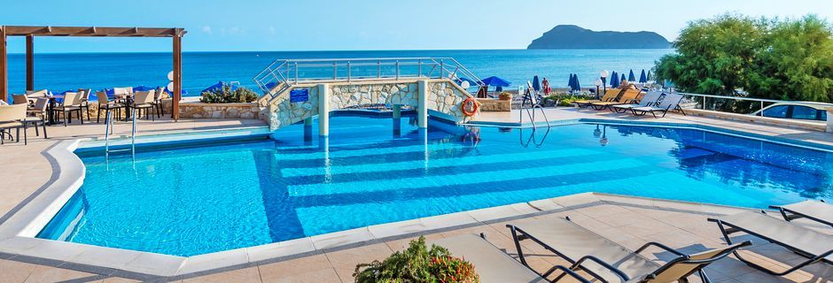 Poolområde på Hotel Indigo Mare på Kreta, Grækenland.