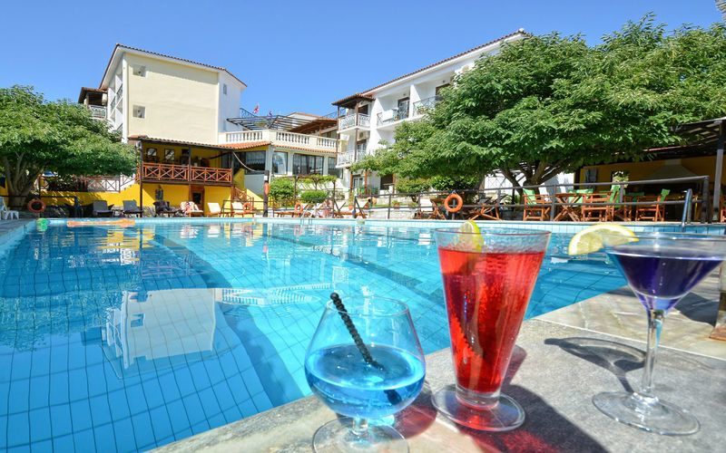 Poolområdet på hotel Ionia på Skopelos, Grækenland.