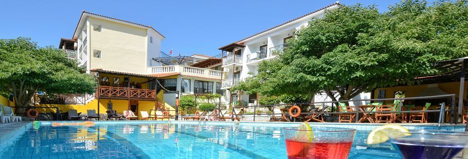 Poolområdet på hotel Ionia på Skopelos, Grækenland.