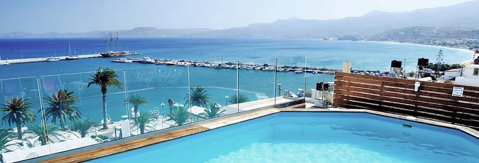 Tagpool på Hotel Itanos i Sitia på Kreta, Grækenland.