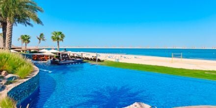 Poolområde ved stranden på hotel JA Beach i Dubai.