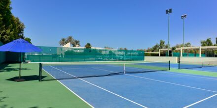 Tennis på hotel JA Beach i Dubai.