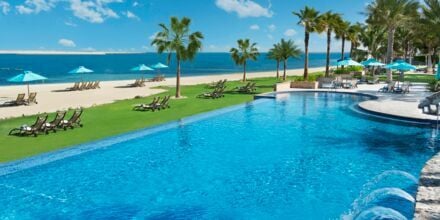 Poolområde ved stranden på Hotel JA  Beach i Dubai, De Forenede Arabiske Emirater.