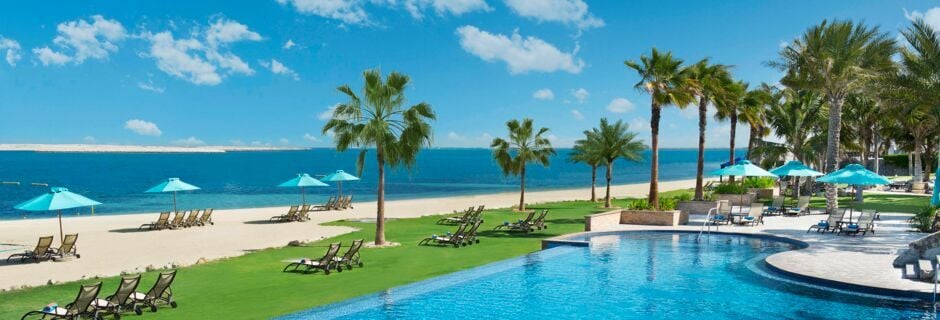 Poolområde ved stranden på Hotel JA  Beach i Dubai, De Forenede Arabiske Emirater.