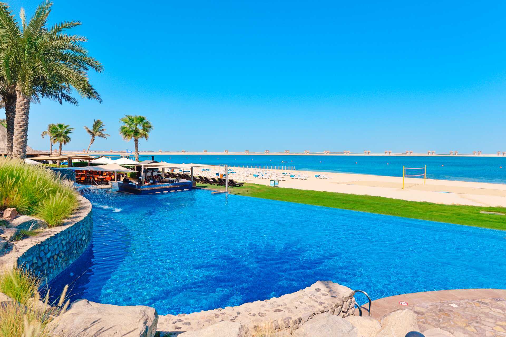 Poolområde ved stranden på hotel JA Beach i Dubai.