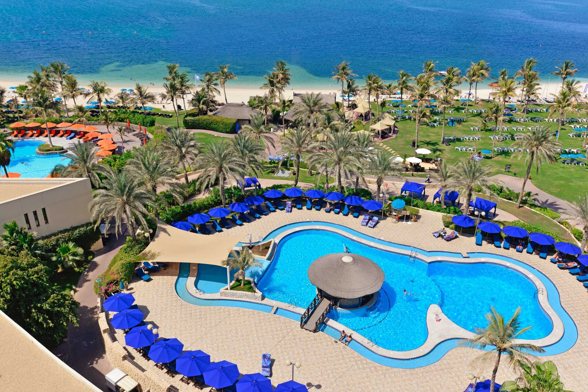 Poolområde ved stranden på hotel JA Beach i Dubai.