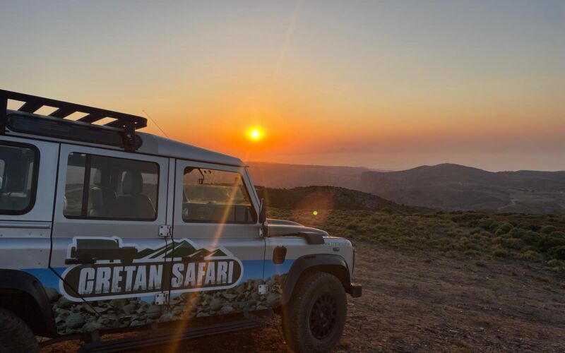 Jeepsafari ved solnedgang