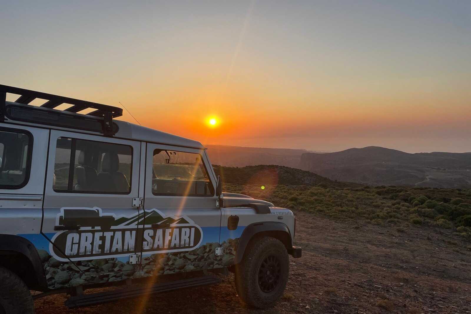 Jeepsafari ved solnedgang