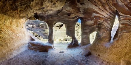 I Petra boede befolkningen i grotter i klipperne