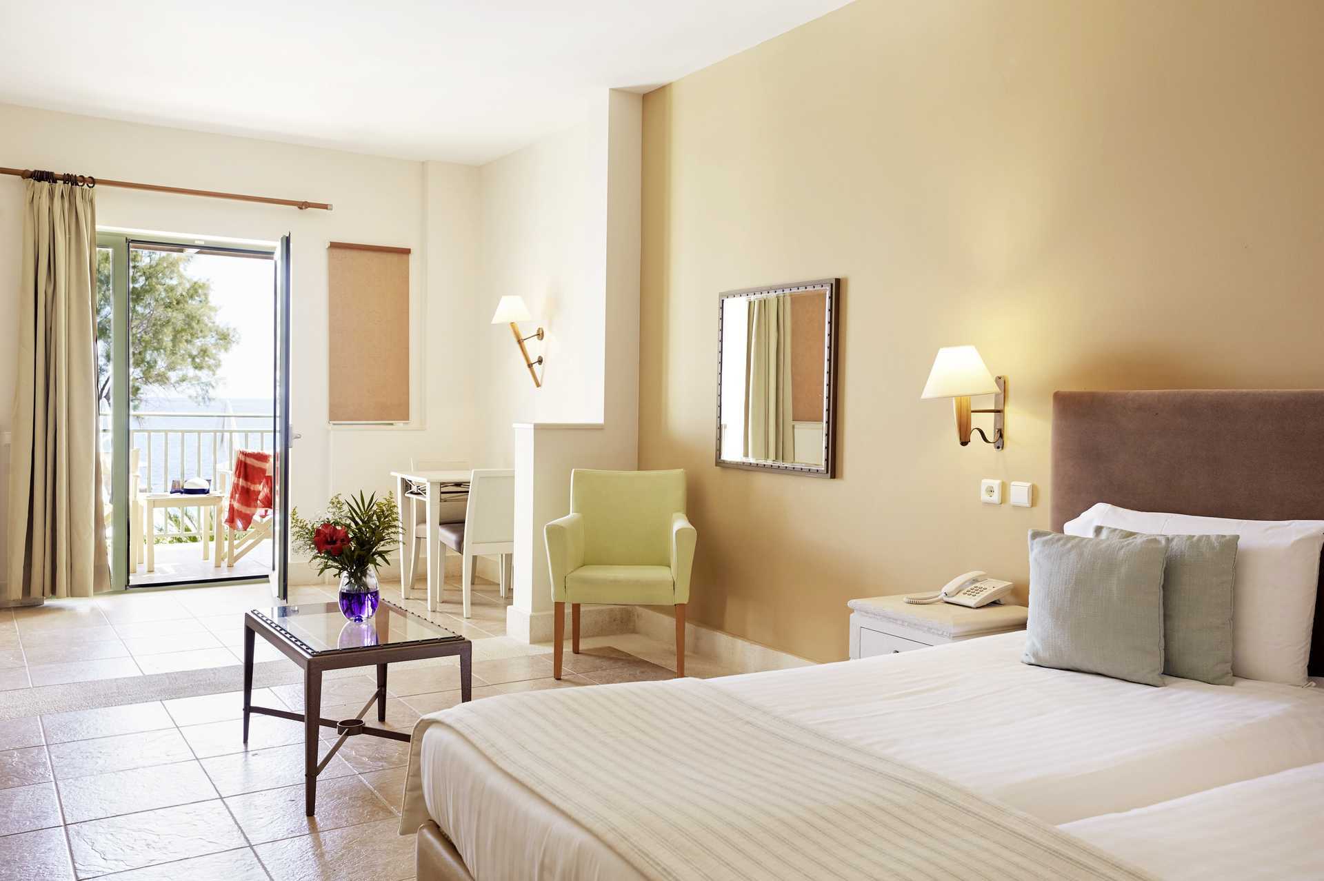Junior-suite på hotel Grand Bay Beach Resort på Kreta, Grækenland.