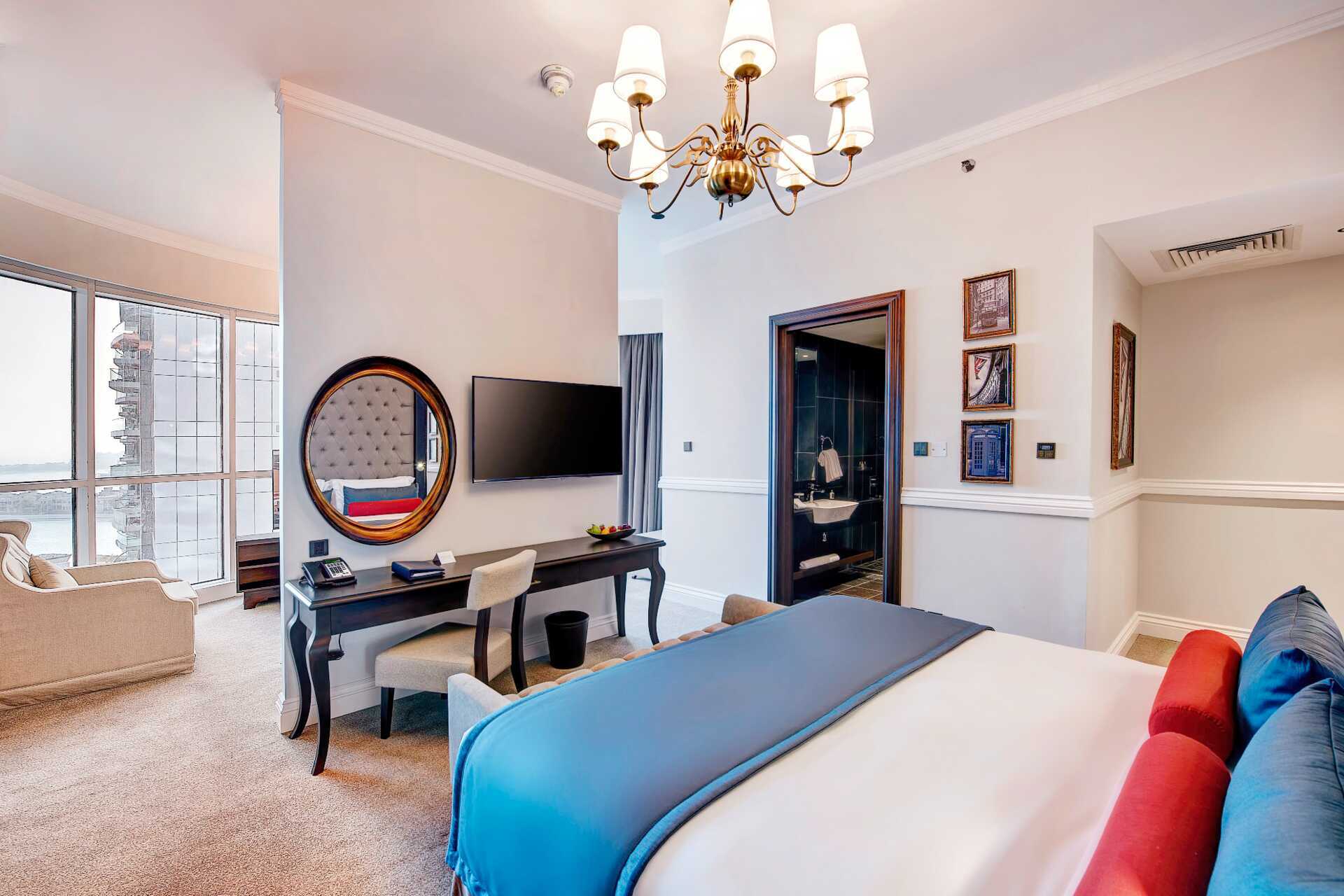 Juniorsuite på Dukes The Palm, et Royal Hideaway Hotel i Dubai Palm Jumeirah, De Forenede Arabiske Emirater.