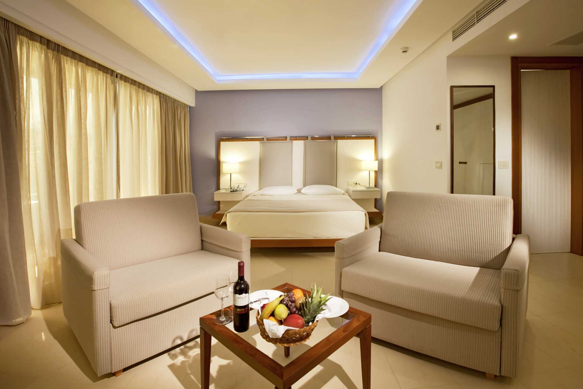 Juniorsuite på hotel Alimounda Mare i Karpathos, Grækenland.