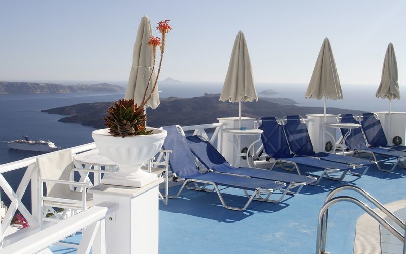 Solterrassen på Hotel Kafieris Blue på Santorini, Grækenland.