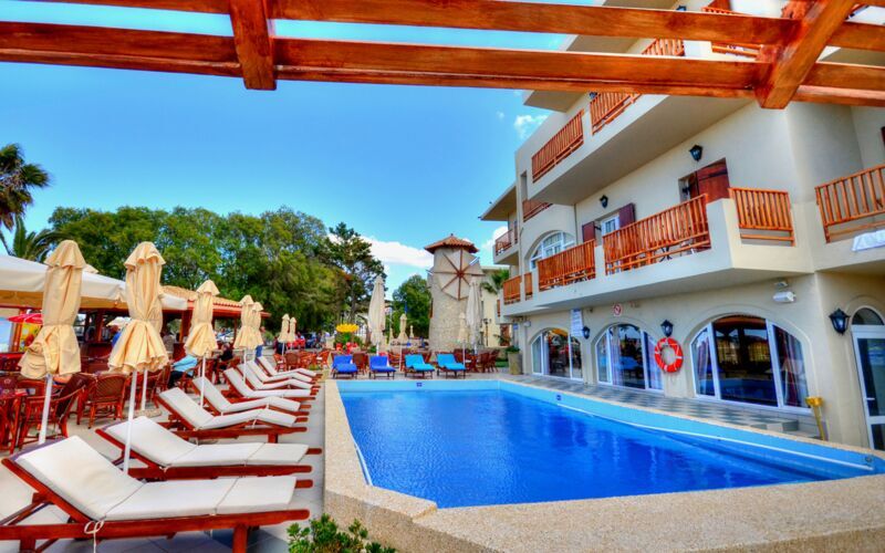 Poolområdet på hotel Kalives Beach Best Western Plus på Kreta, Grækenland