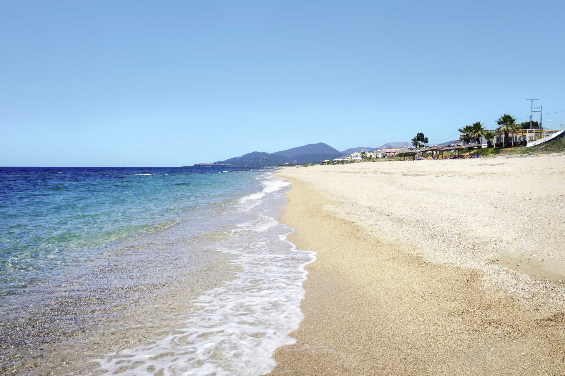 Den 2 km lange strand i Kanali, Grækenland.