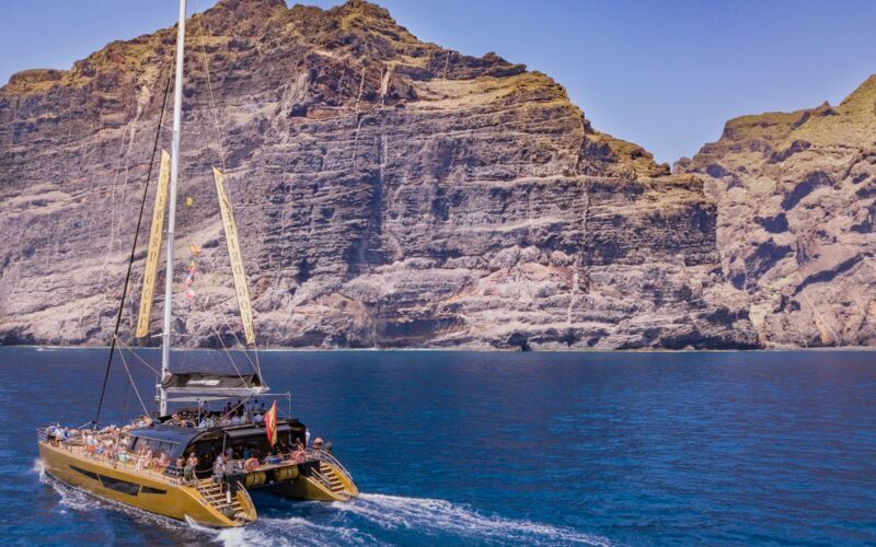 Katamarantur til de mægtige klipper i Los Gigantes