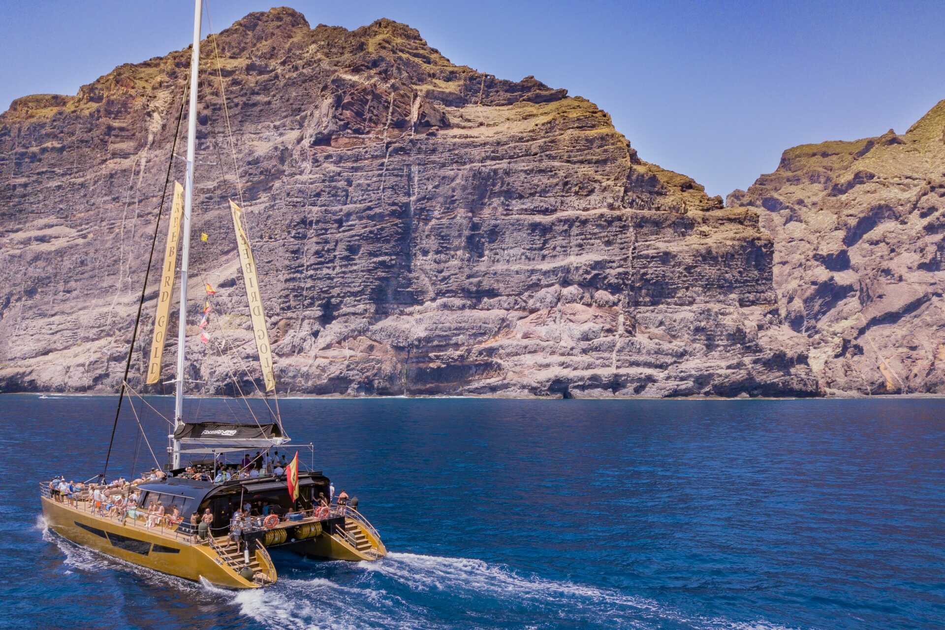 Katamarantur til de mægtige klipper i Los Gigantes