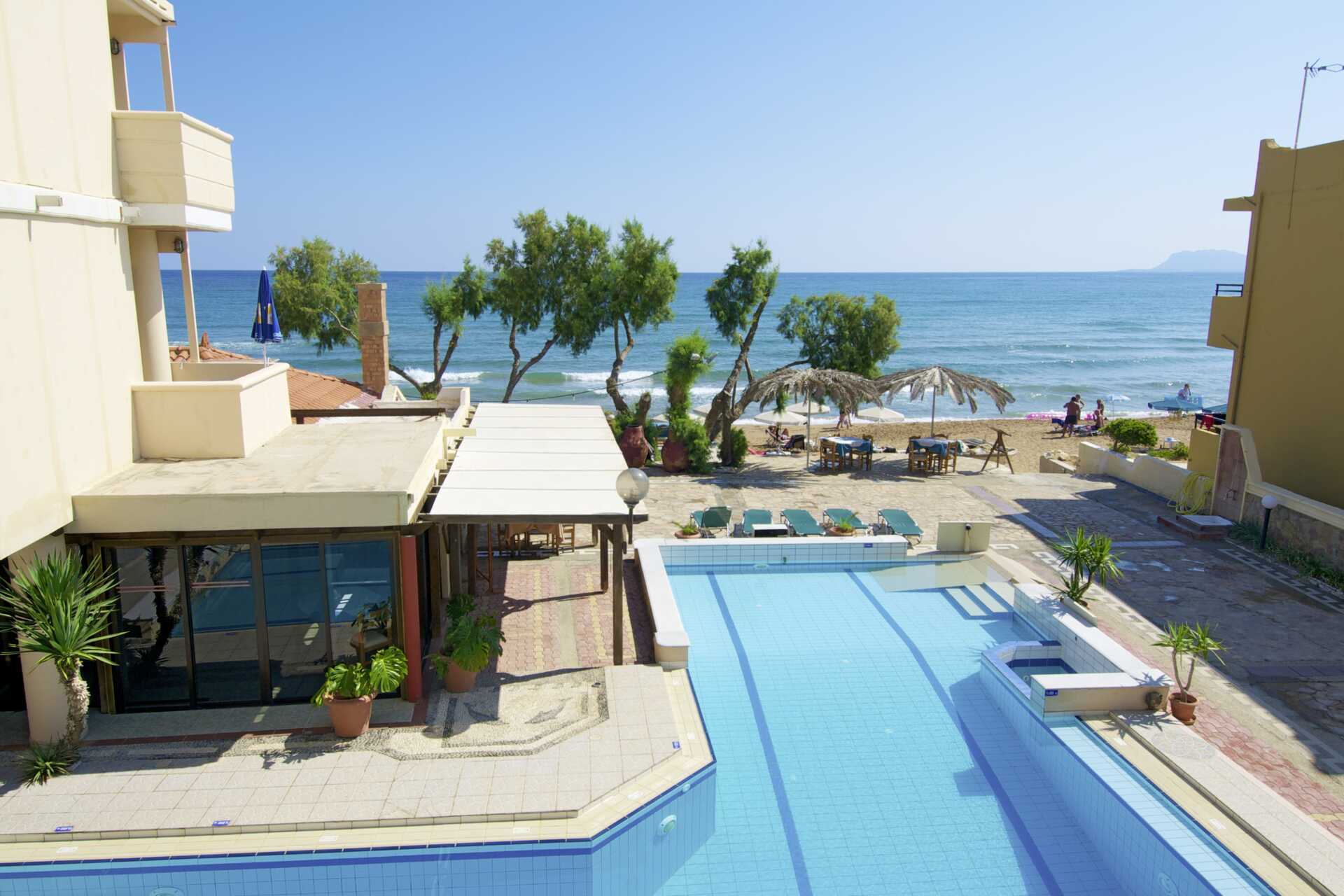 Poolen på hotel Kato Stalos Mare på Kreta, Grækenland.