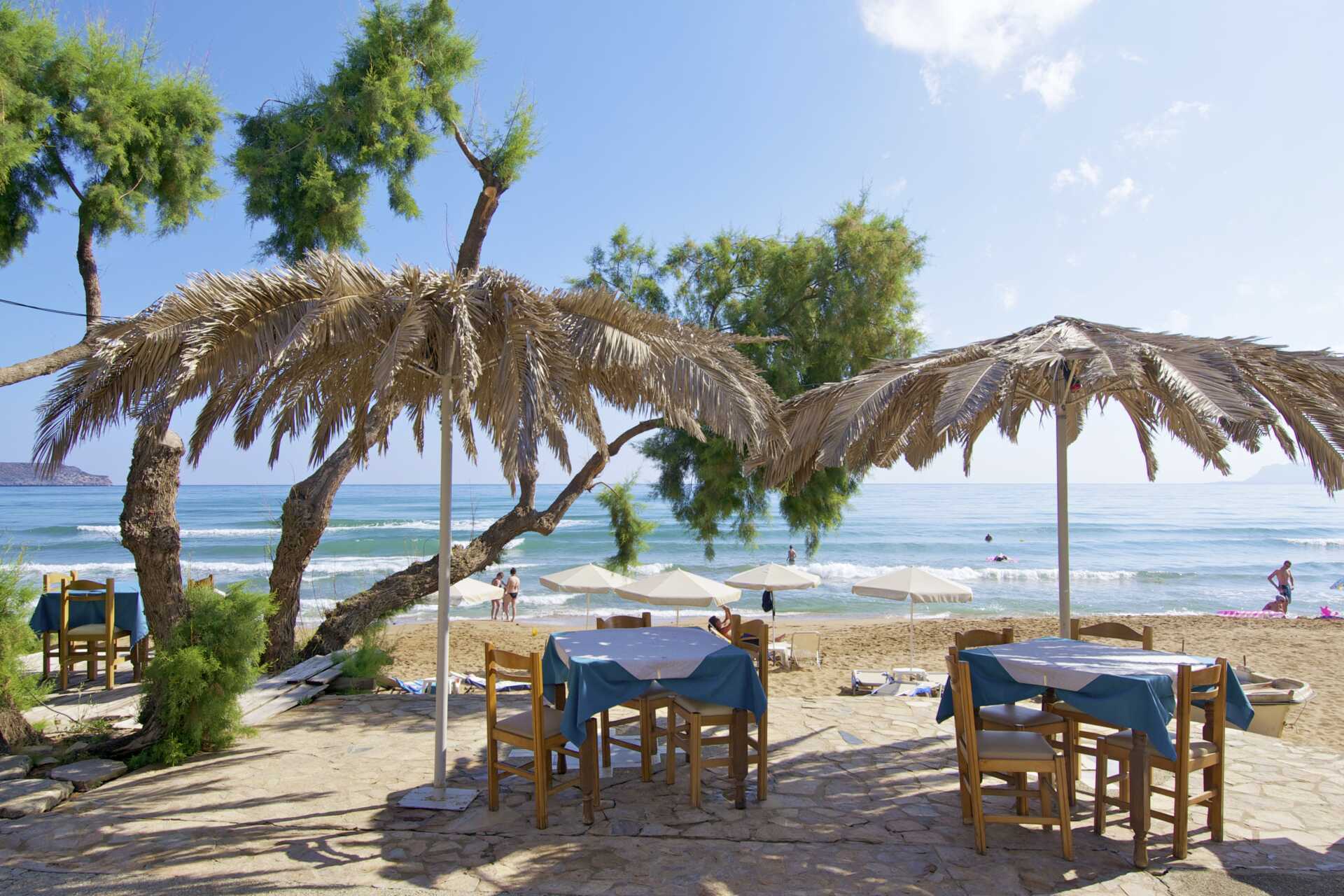 Slå dig ned på en taverna ved stranden i Kato Stalos, Kreta, Grækenland.