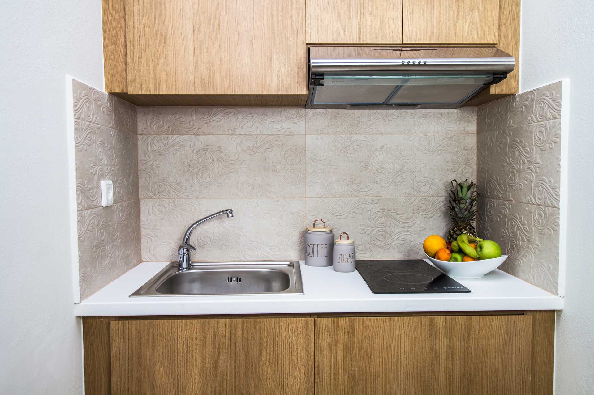 Køkken i lejlighed på Hotel Elia i Kato Stalos på Kreta, Grækenland.