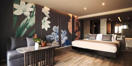 Deluxe-værelse med jacuzzi på Hotel Flora Khao Lak i Khao Lak, Thailand.