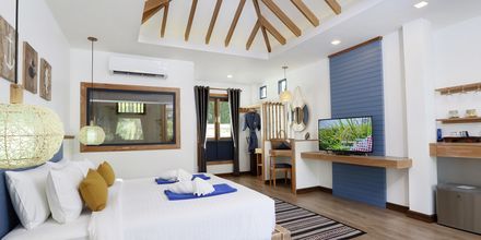 Deluxe-værelse i bungalow på Hotel Lanta Casa Blanca på Koh Lanta i Thailand.