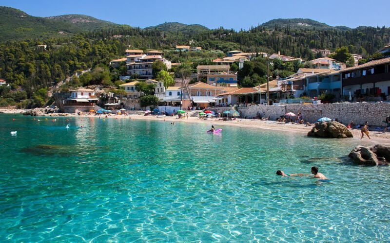Lefkas perler – Agios Nikitas by Night