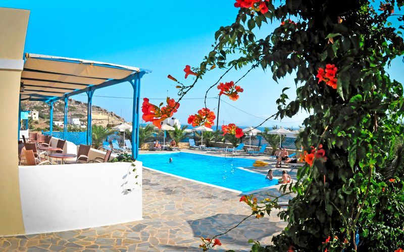 Poolområde på Hotel Lefkos Village på Karpathos, Grækenland.