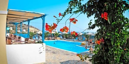 Poolområde på Hotel Lefkos Village på Karpathos, Grækenland.