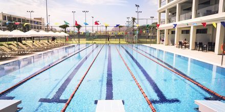 Den nye 25-meters pool og den nye sidebygning på Hotel Levante Beach Resort på Rhodos, Grækenland.