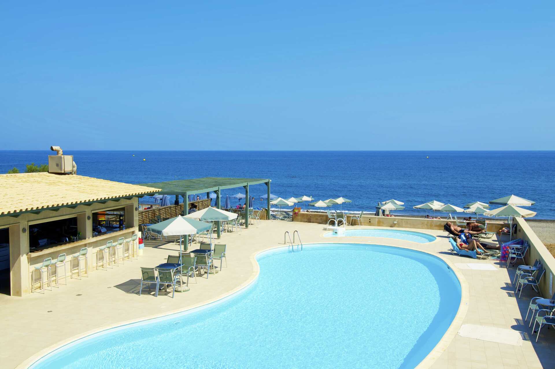 Poolområdet på hotel Lissos i Platanias på Kreta, Grækenland.