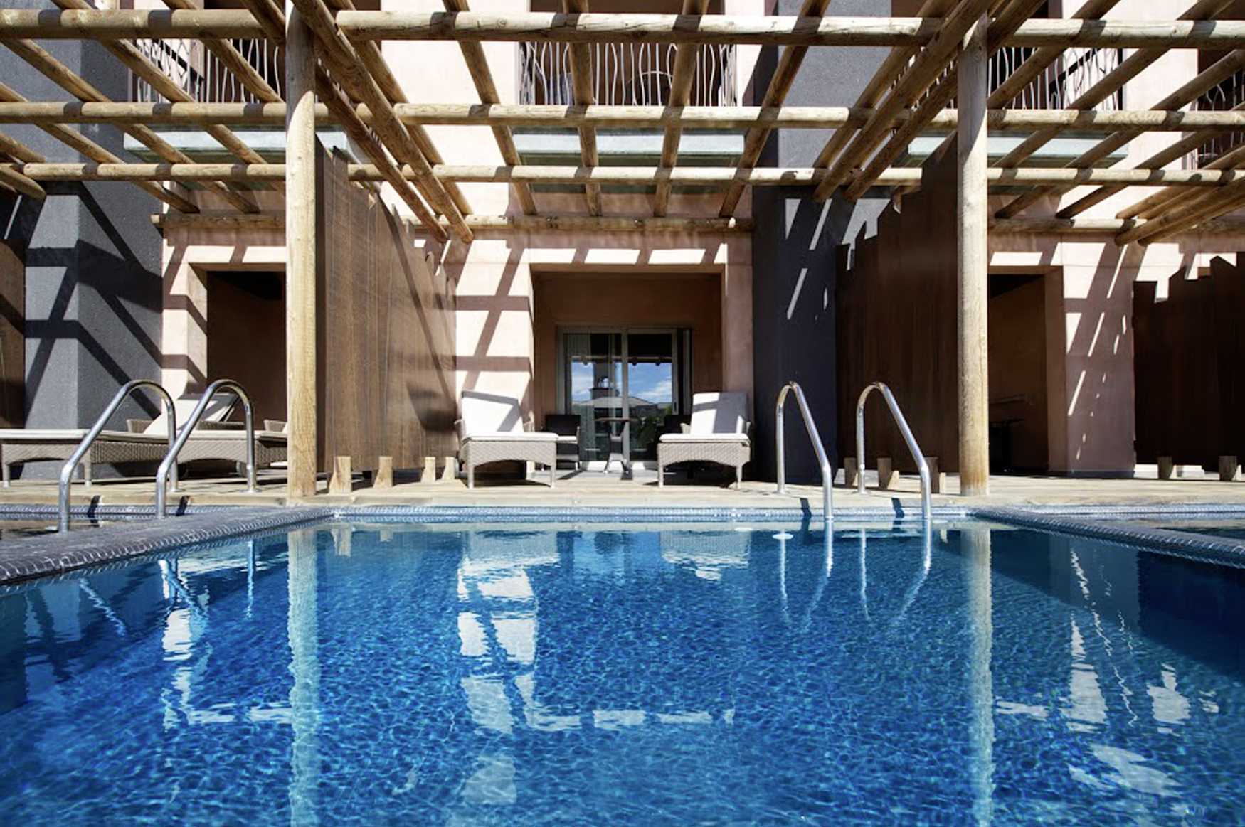 Dobbeltværelse med privat pool på hotel Lopesan Baobab Resort i Meloneras, Gran Canaria.