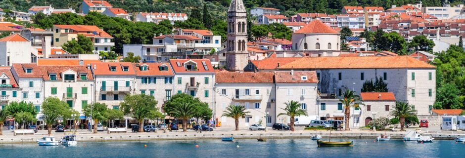 Makarska, en af de mange smukke byer langs den kroatiske kyst.