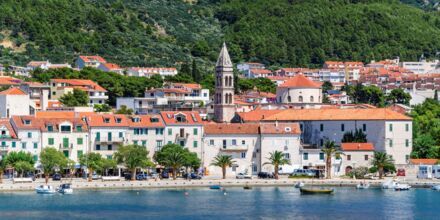 Makarska, en af de mange smukke byer langs den kroatiske kyst.